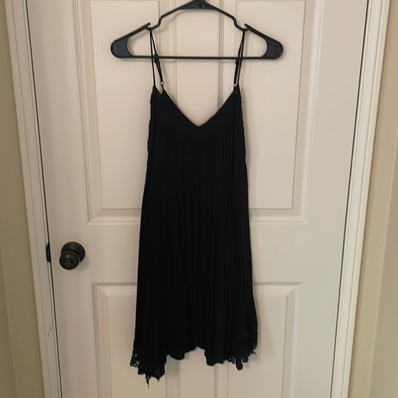 Billabong Dresses & Skirts - Billabong Lace Trim Adjustable Strap Flowy Dress